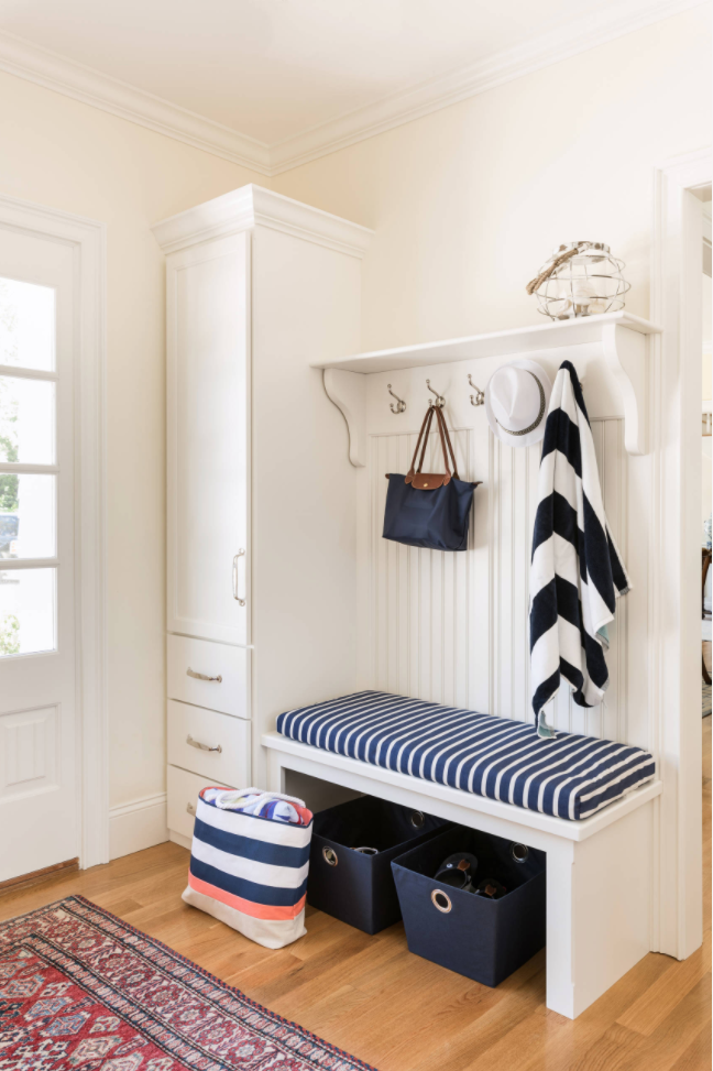 Nautical and bright mudroom by William Lee Architect & Associates