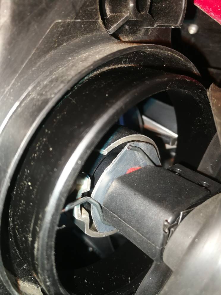 How to replace a headlight bulb on a Nissan Patrol Car Ownership